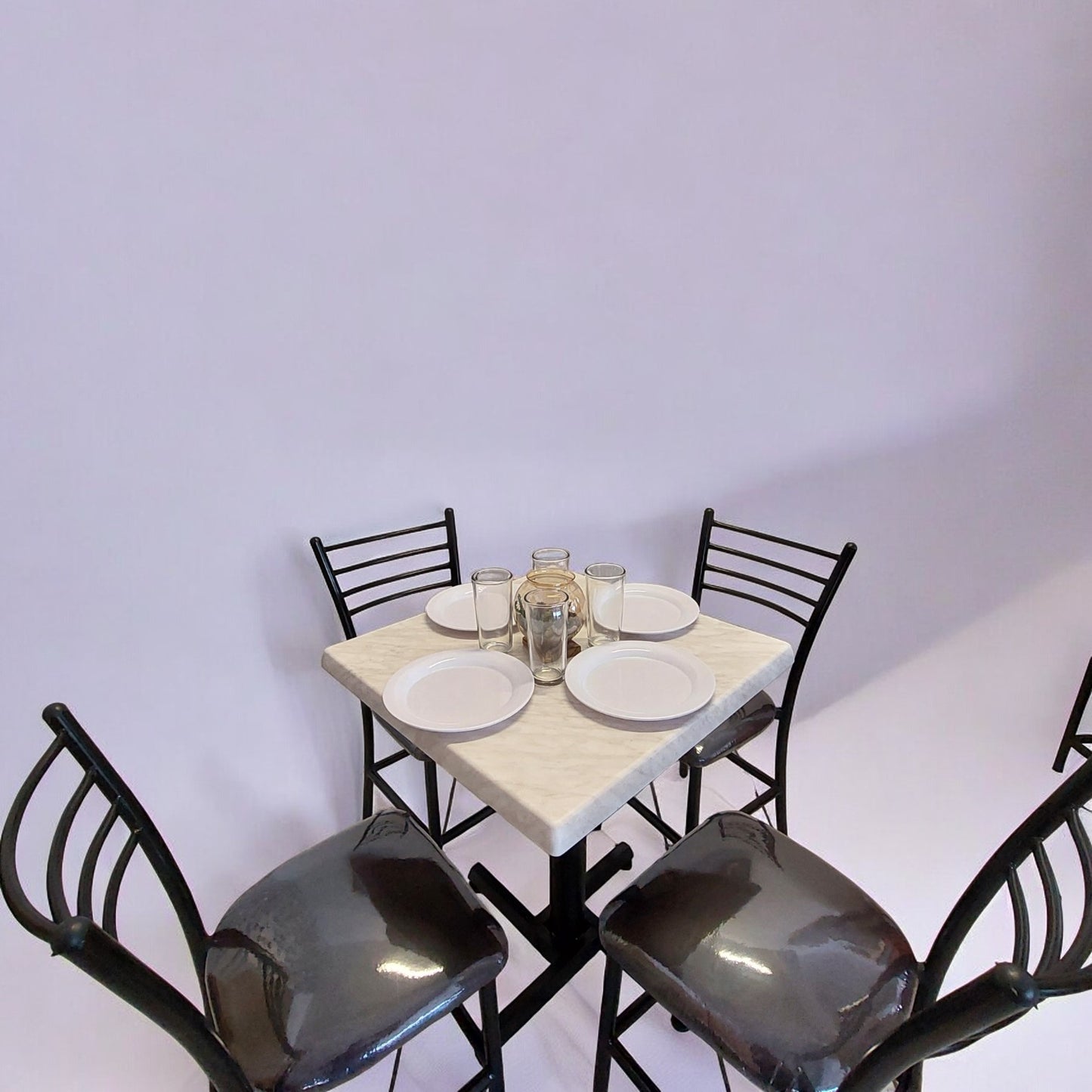 Mesa para restaurante Estratificada 80 con sillas María
