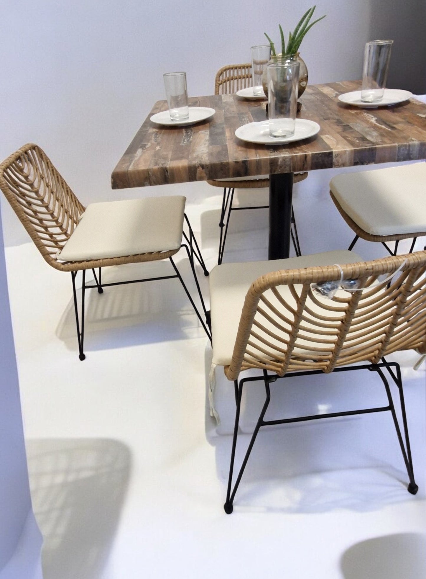 Mesa Para Restaurante Estratificada Con 4 Sillas Guyana