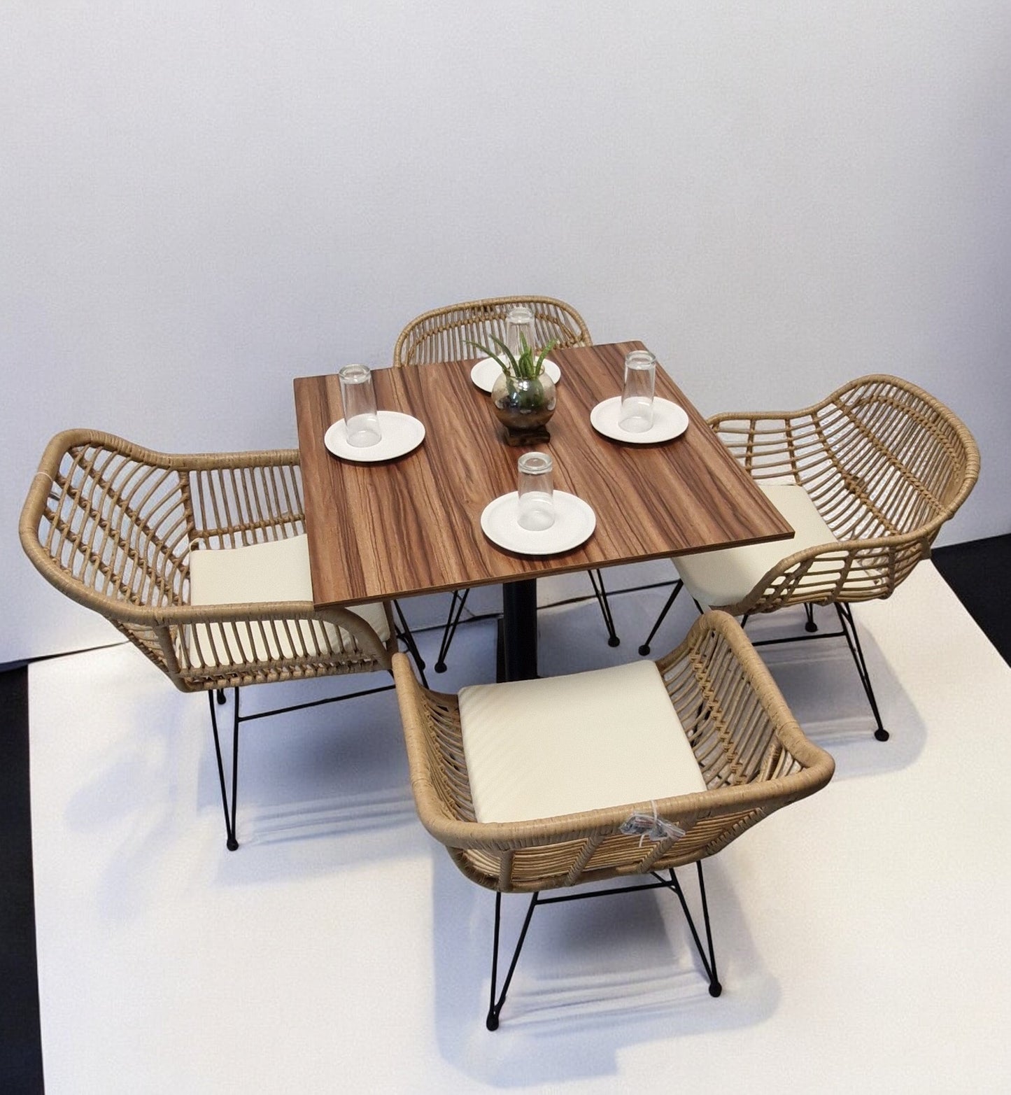 Mesa Para Restaurante De Melanove con 4 Sillas Tobago