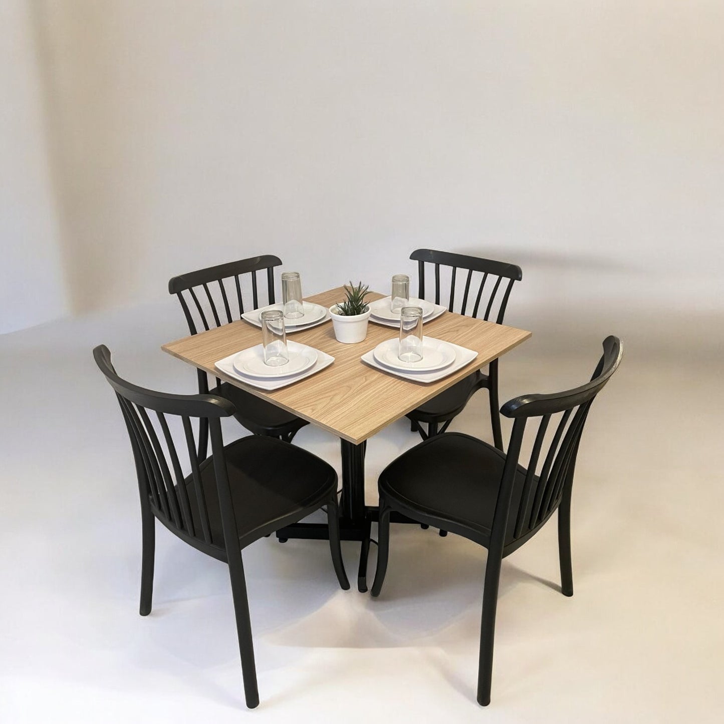 Mesa para restaurante Melanove con sillas Aurora