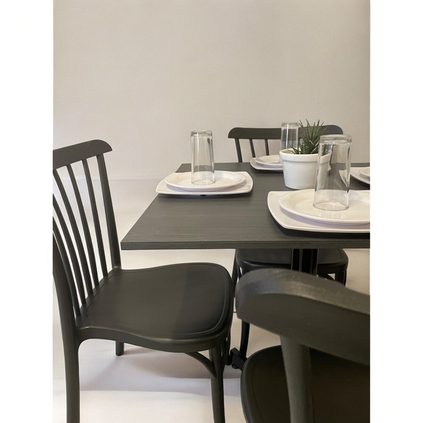 Mesa para restaurante Melanove con sillas Aurora