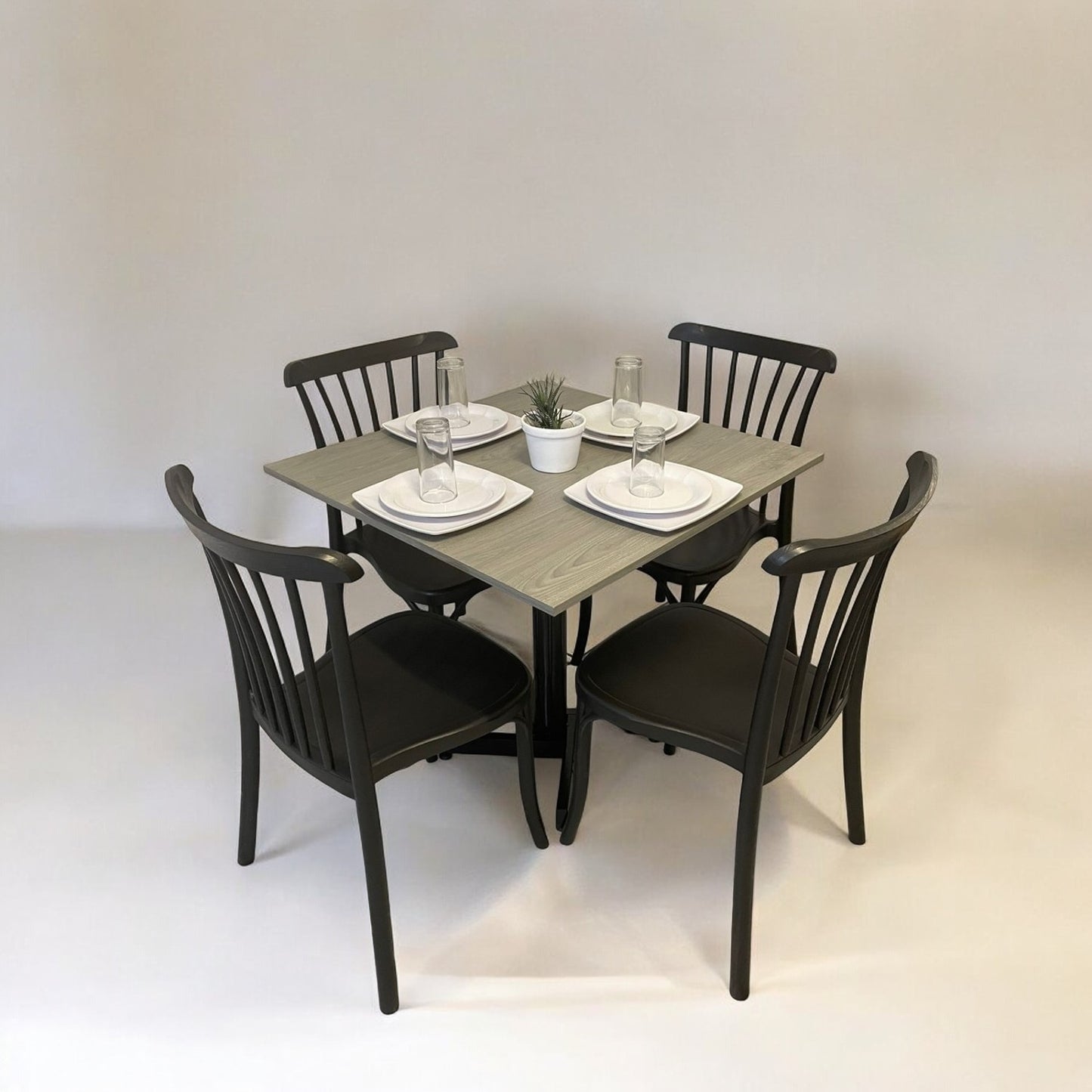 Mesa para restaurante Melanove con sillas Aurora