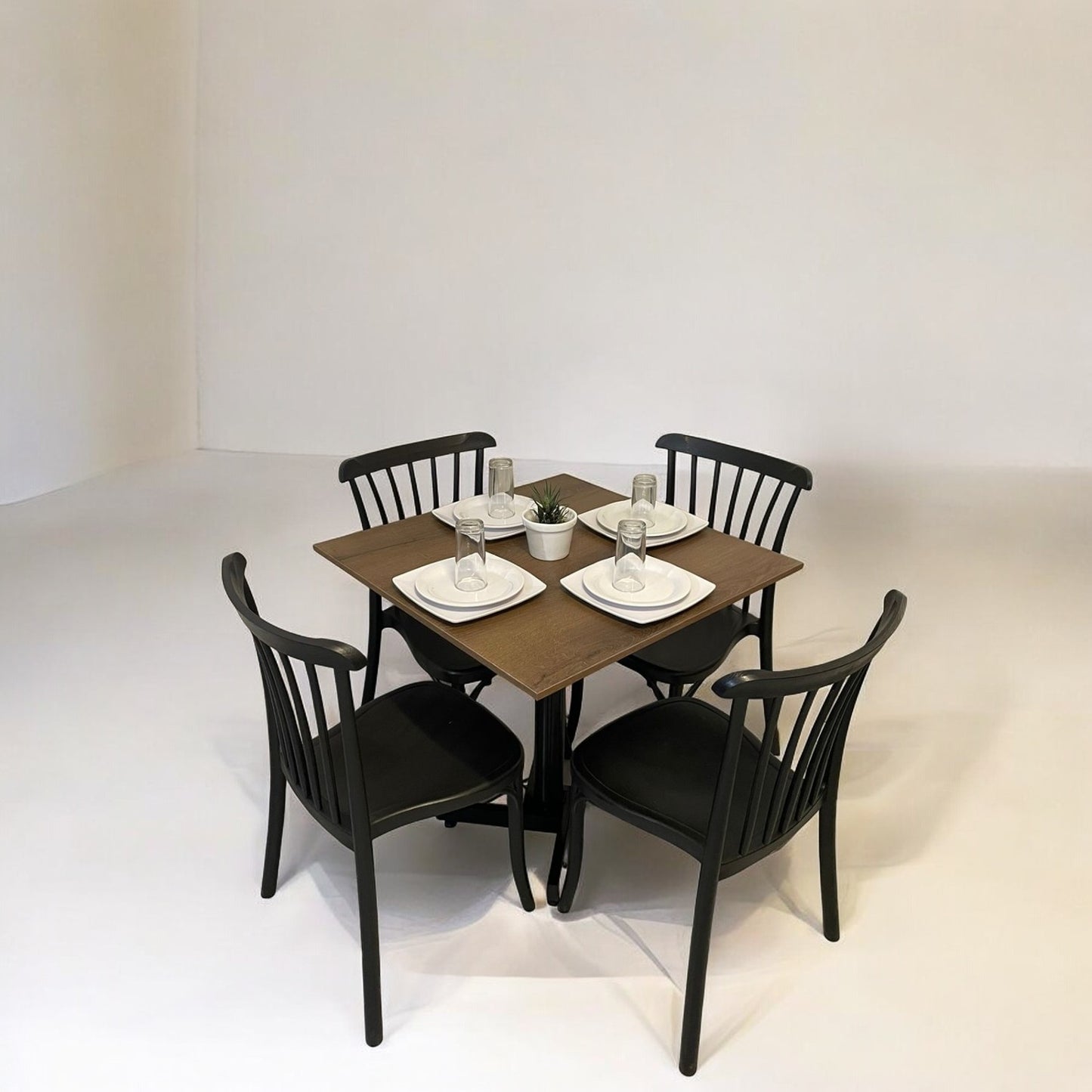 Mesa para restaurante Melanove con sillas Aurora