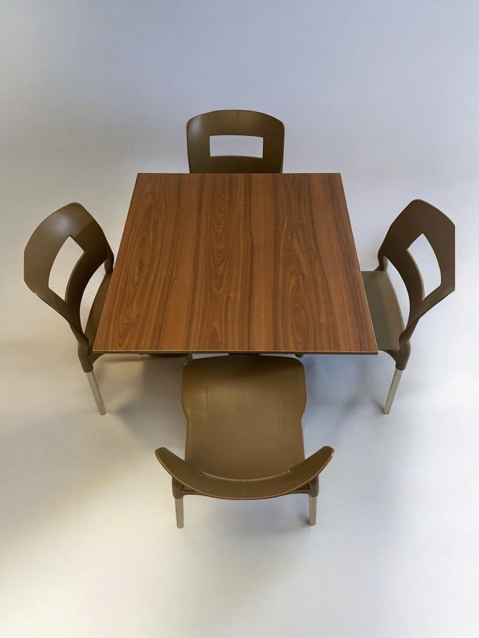 Mesa para restaurante Melanove con sillas Sabine