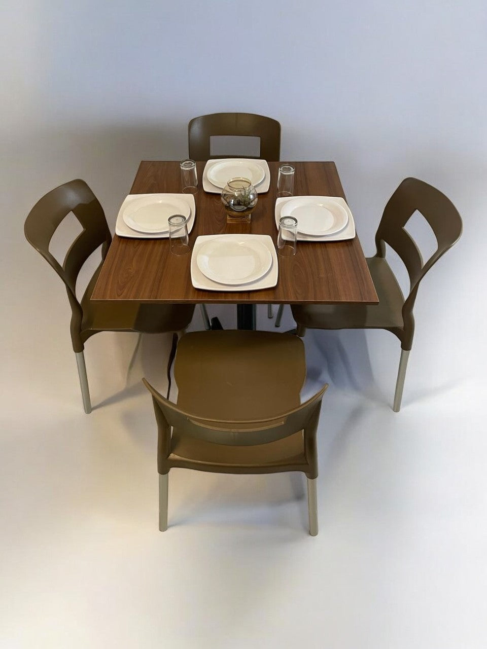 Mesa para restaurante Melanove con sillas Sabine