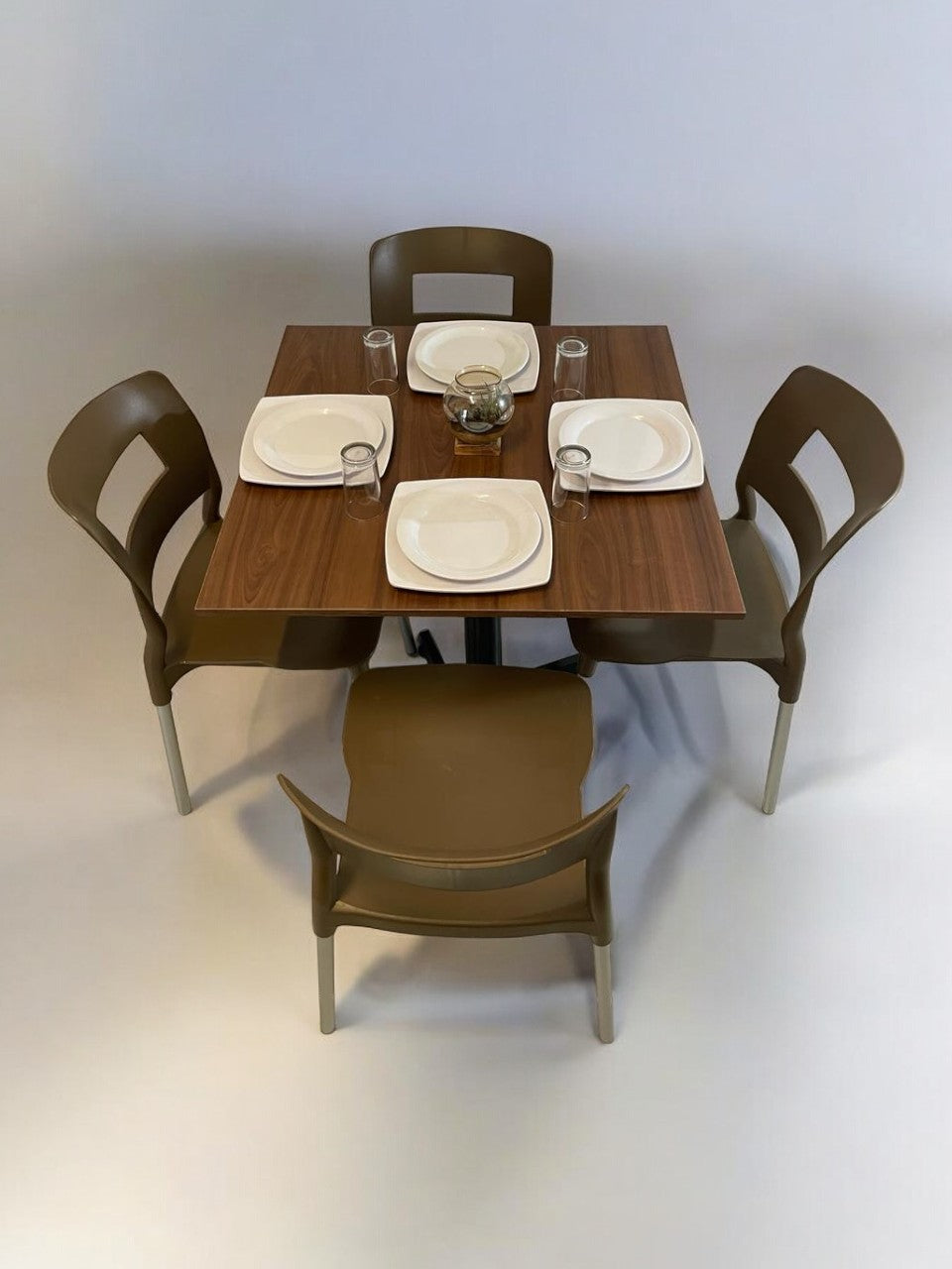 Mesa para restaurante Melanove con sillas Sabine
