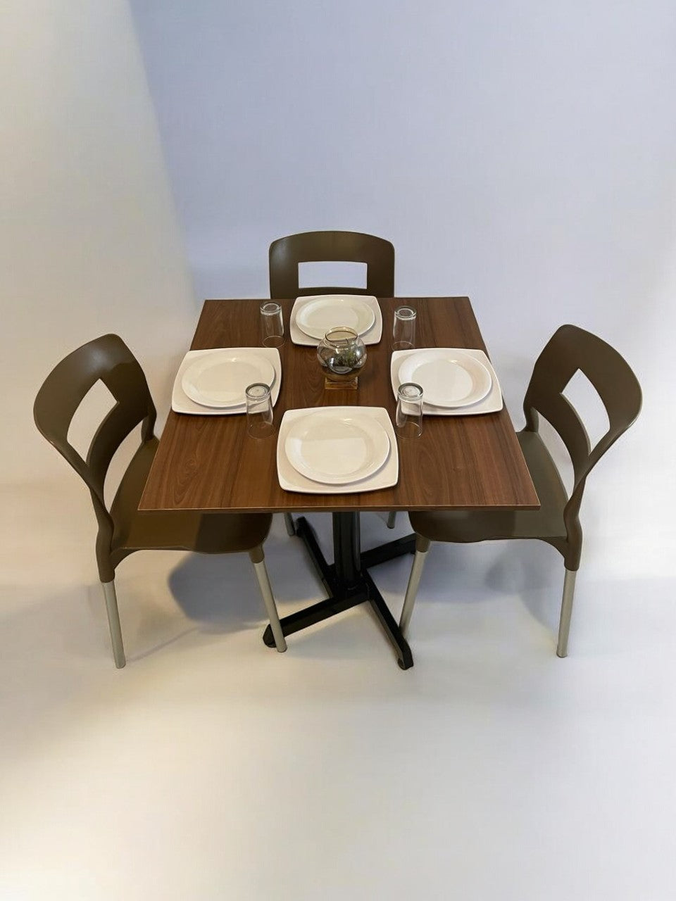 Mesa para restaurante Melanove con sillas Sabine