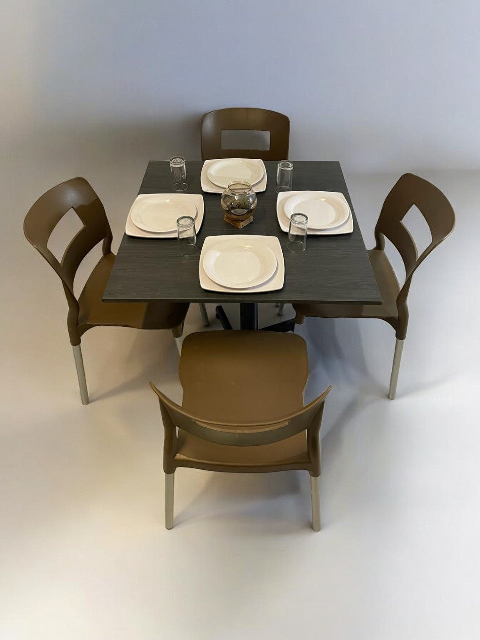 Mesa para restaurante Melanove con sillas Sabine