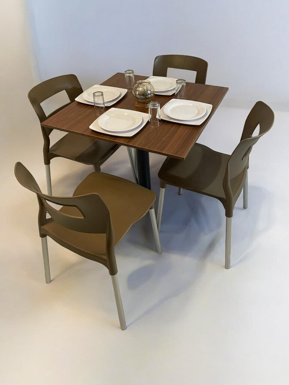 Mesa para restaurante Melanove con sillas Sabine