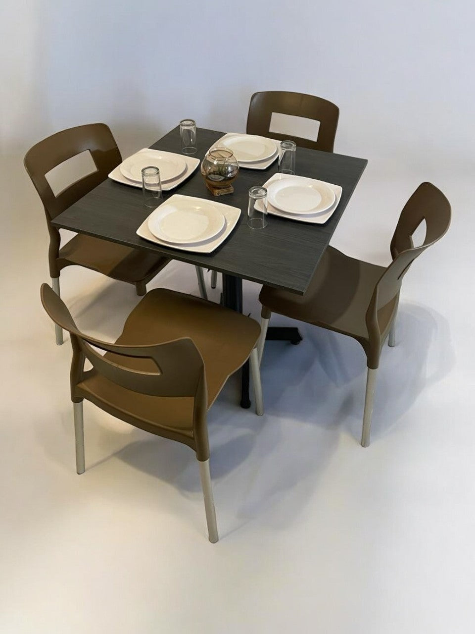Mesa para restaurante Melanove con sillas Sabine