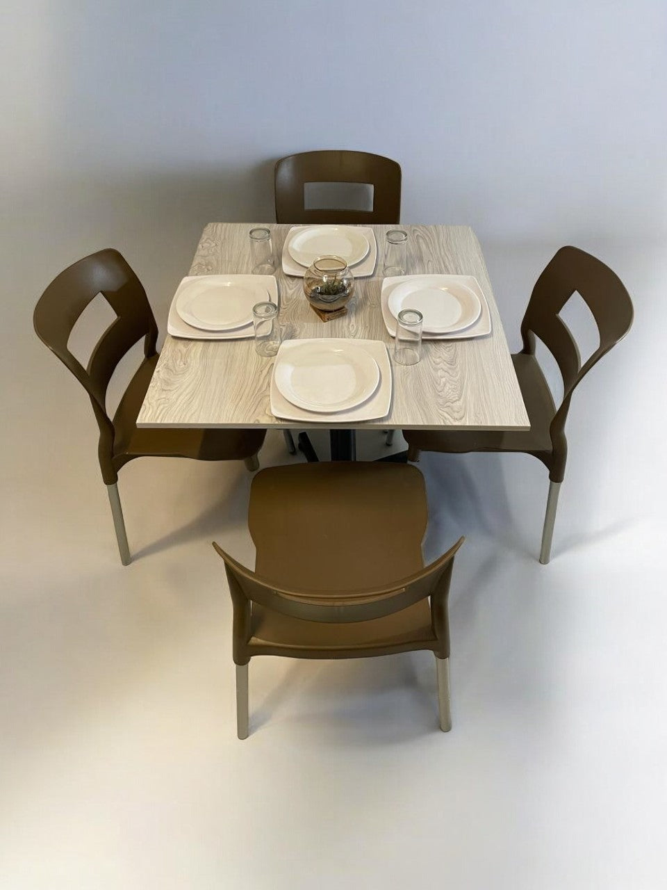 Mesa para restaurante Melanove con sillas Sabine