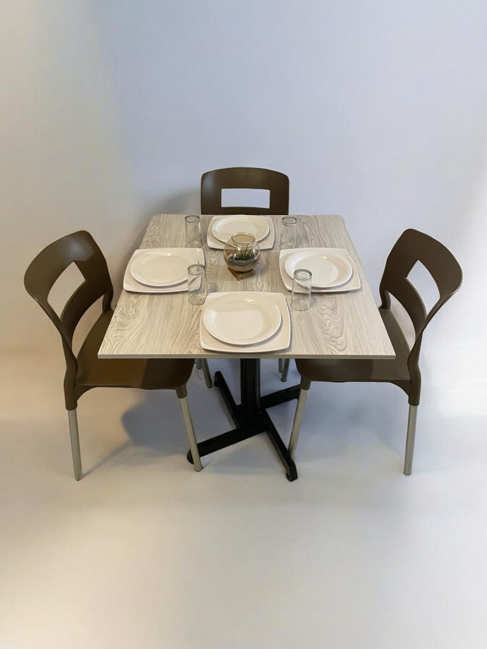 Mesa para restaurante Melanove con sillas Sabine