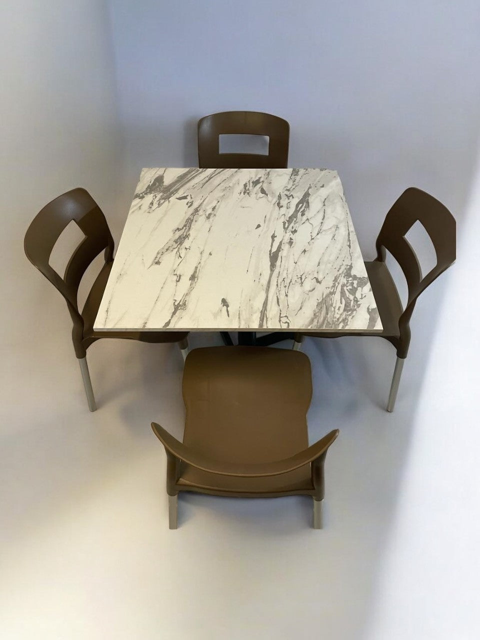 Mesa para restaurante Melanove con sillas Sabine