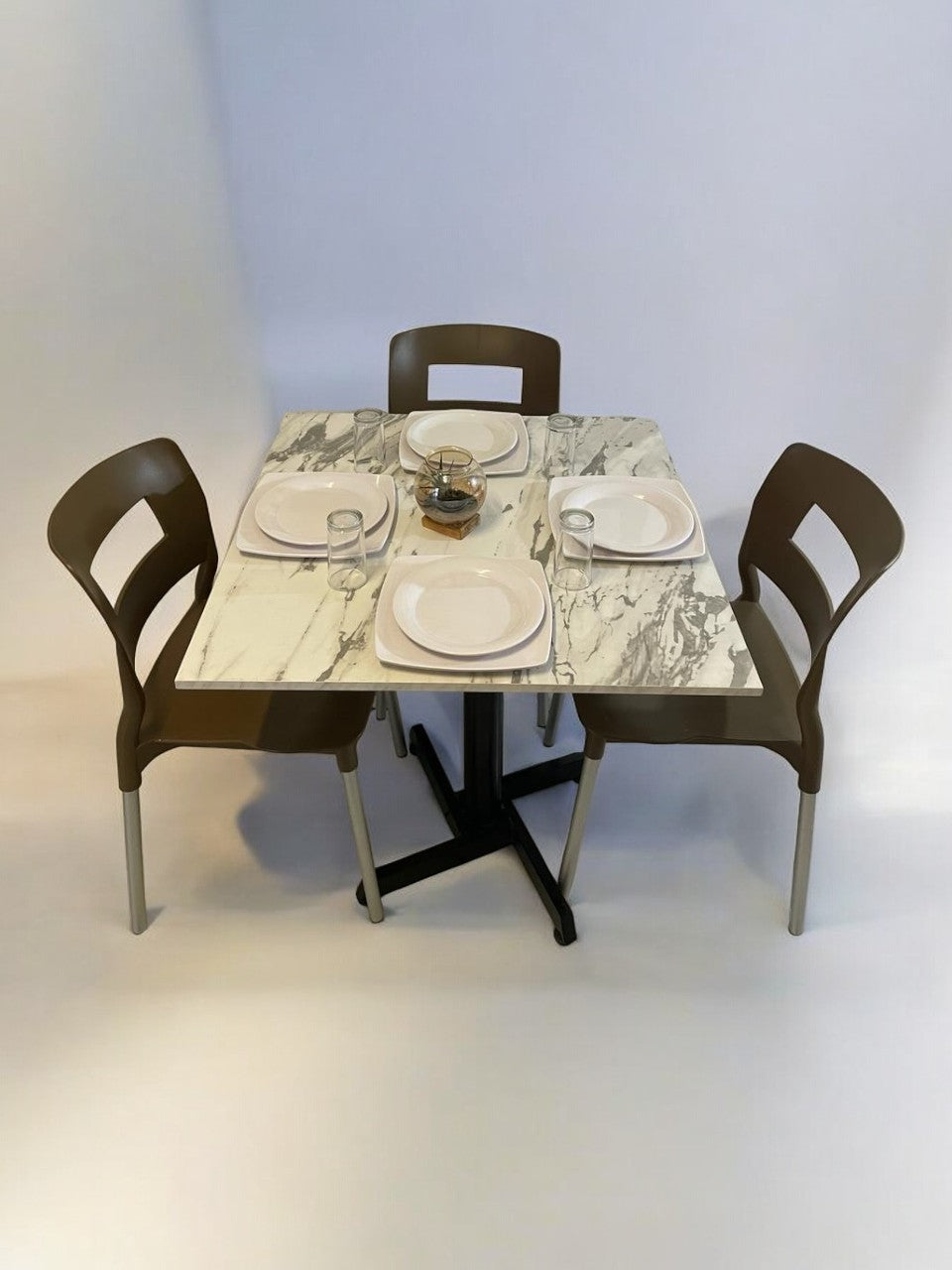 Mesa para restaurante Melanove con sillas Sabine