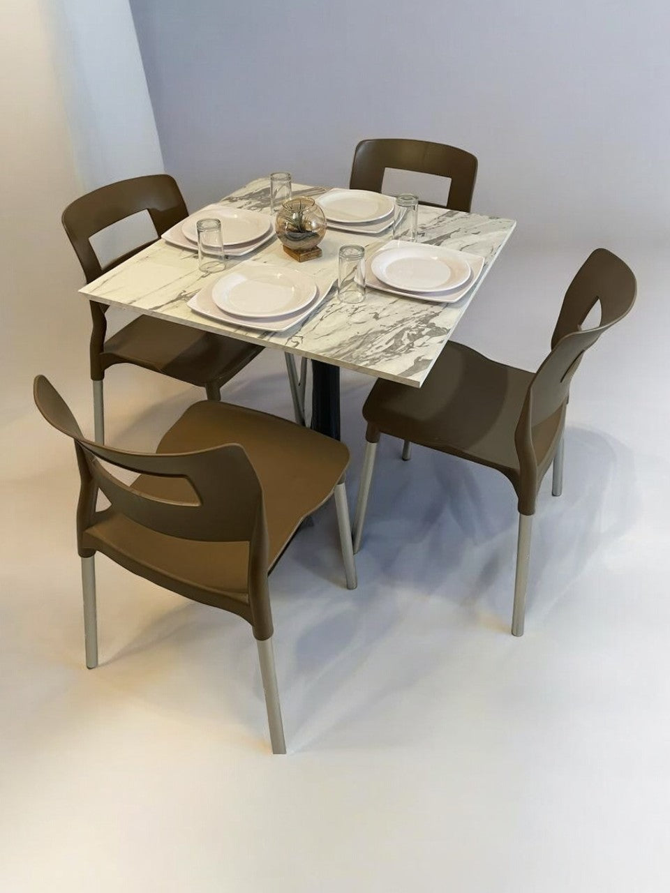 Mesa para restaurante Melanove con sillas Sabine