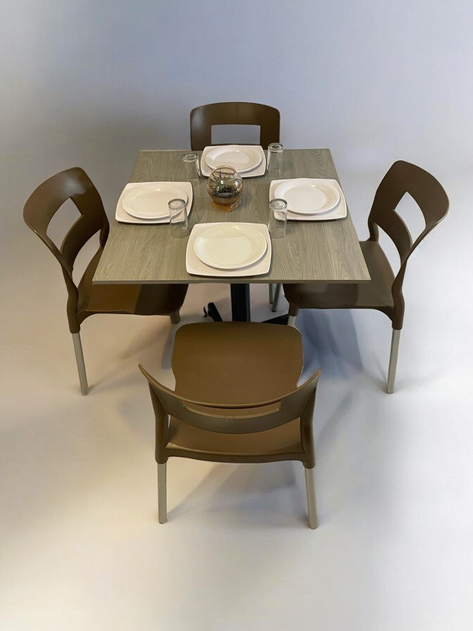 Mesa para restaurante Melanove con sillas Sabine