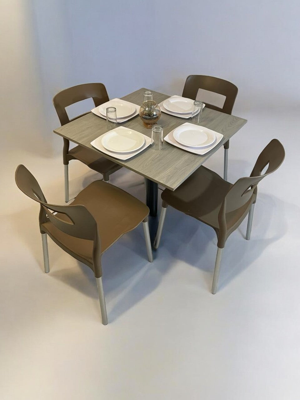 Mesa para restaurante Melanove con sillas Sabine