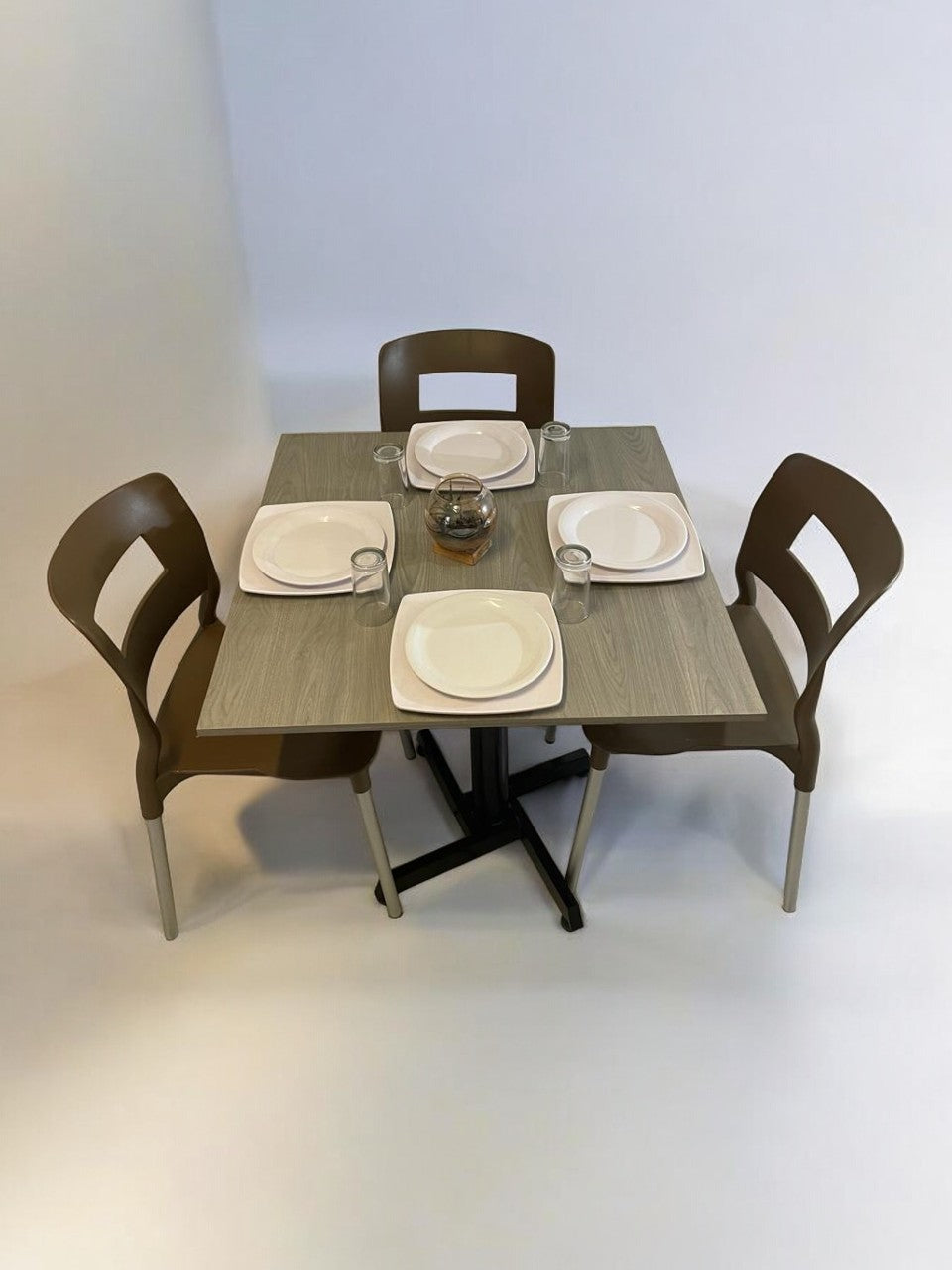 Mesa para restaurante Melanove con sillas Sabine