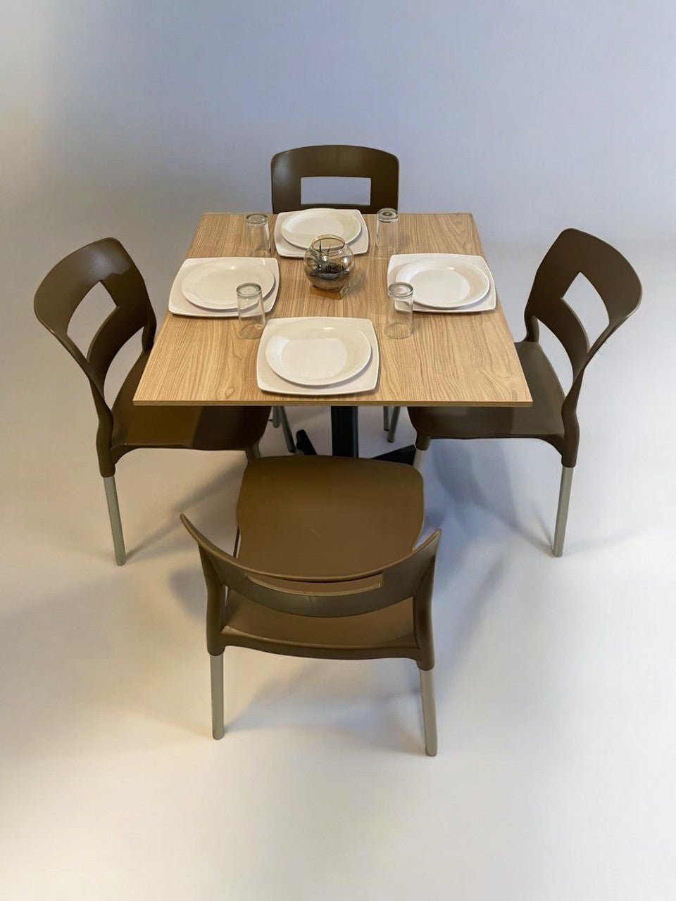 Mesa para restaurante Melanove con sillas Sabine