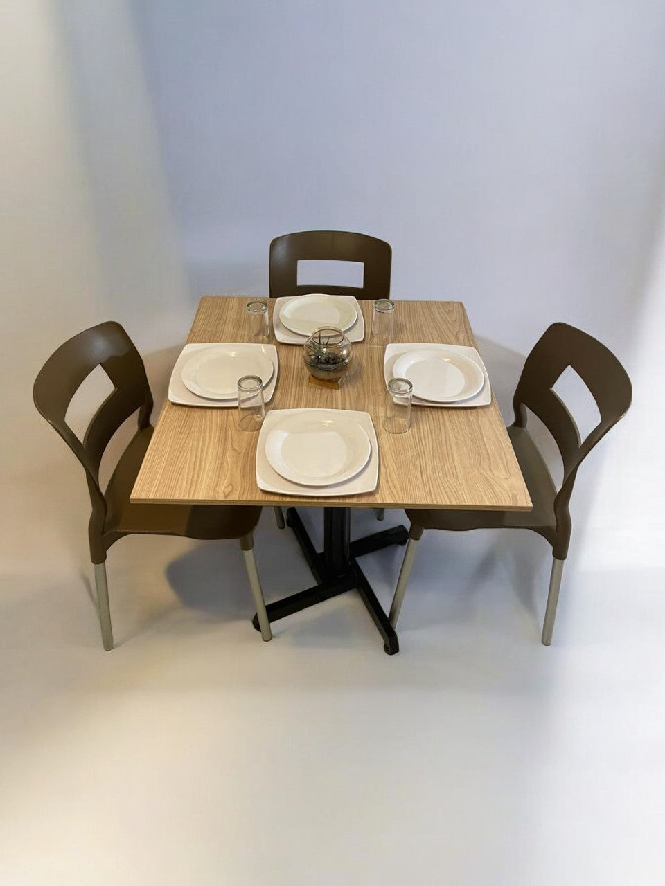 Mesa para restaurante Melanove con sillas Sabine