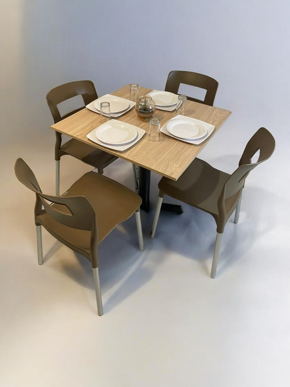 Mesa para restaurante Melanove con sillas Sabine
