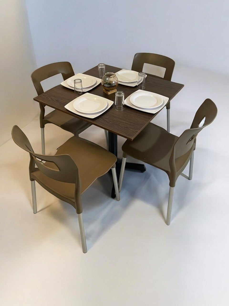 Mesa para restaurante Melanove con sillas Sabine