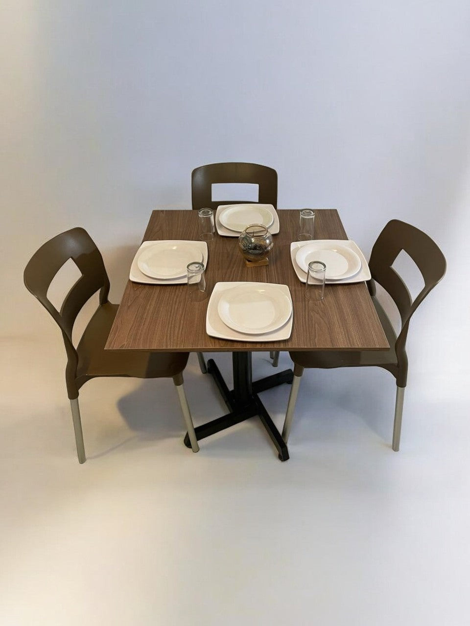 Mesa para restaurante Melanove con sillas Sabine