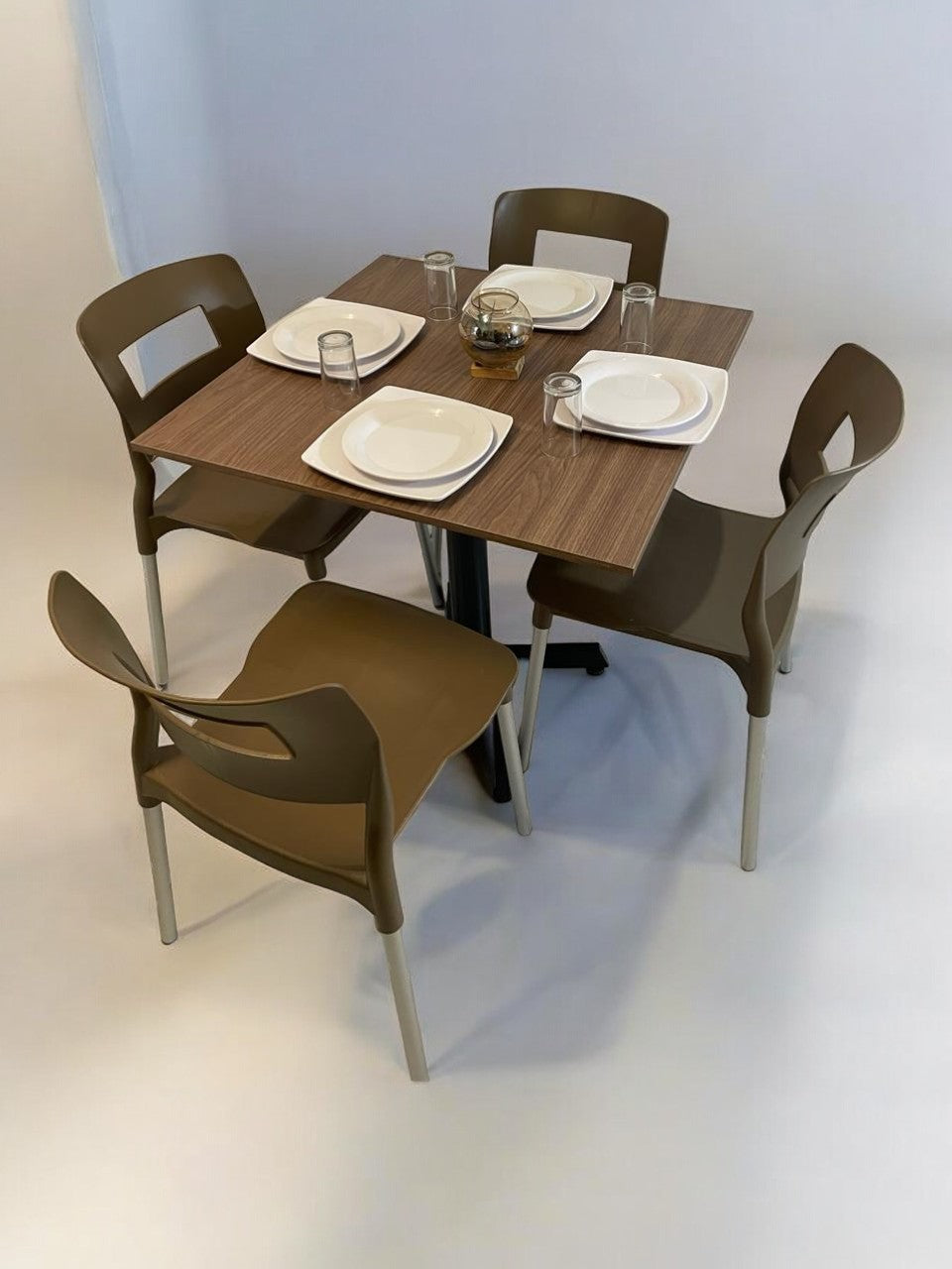 Mesa para restaurante Melanove con sillas Sabine