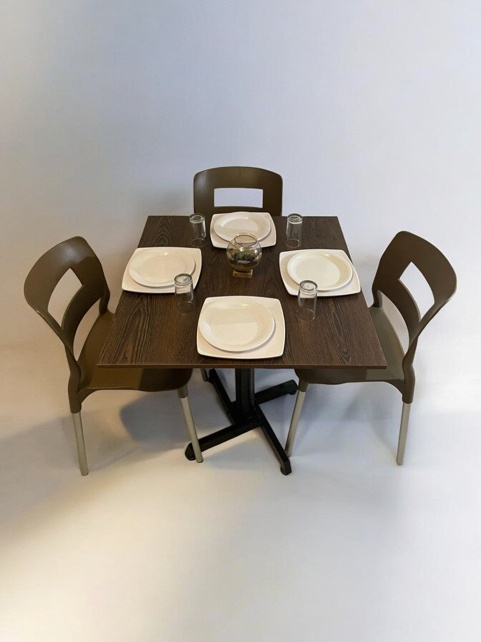 Mesa para restaurante Melanove con sillas Sabine