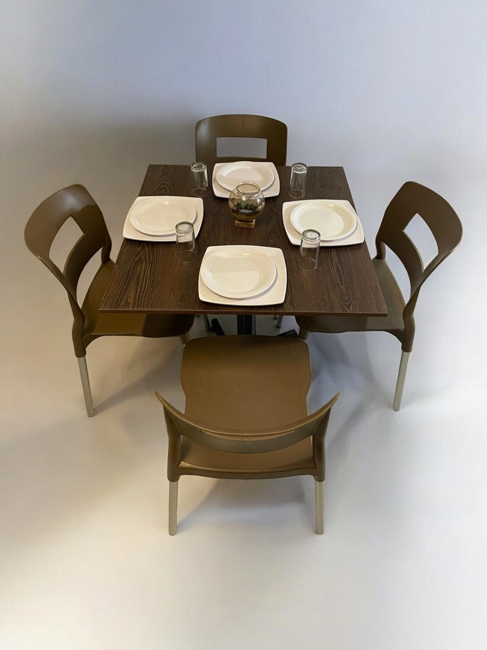 Mesa para restaurante Melanove con sillas Sabine
