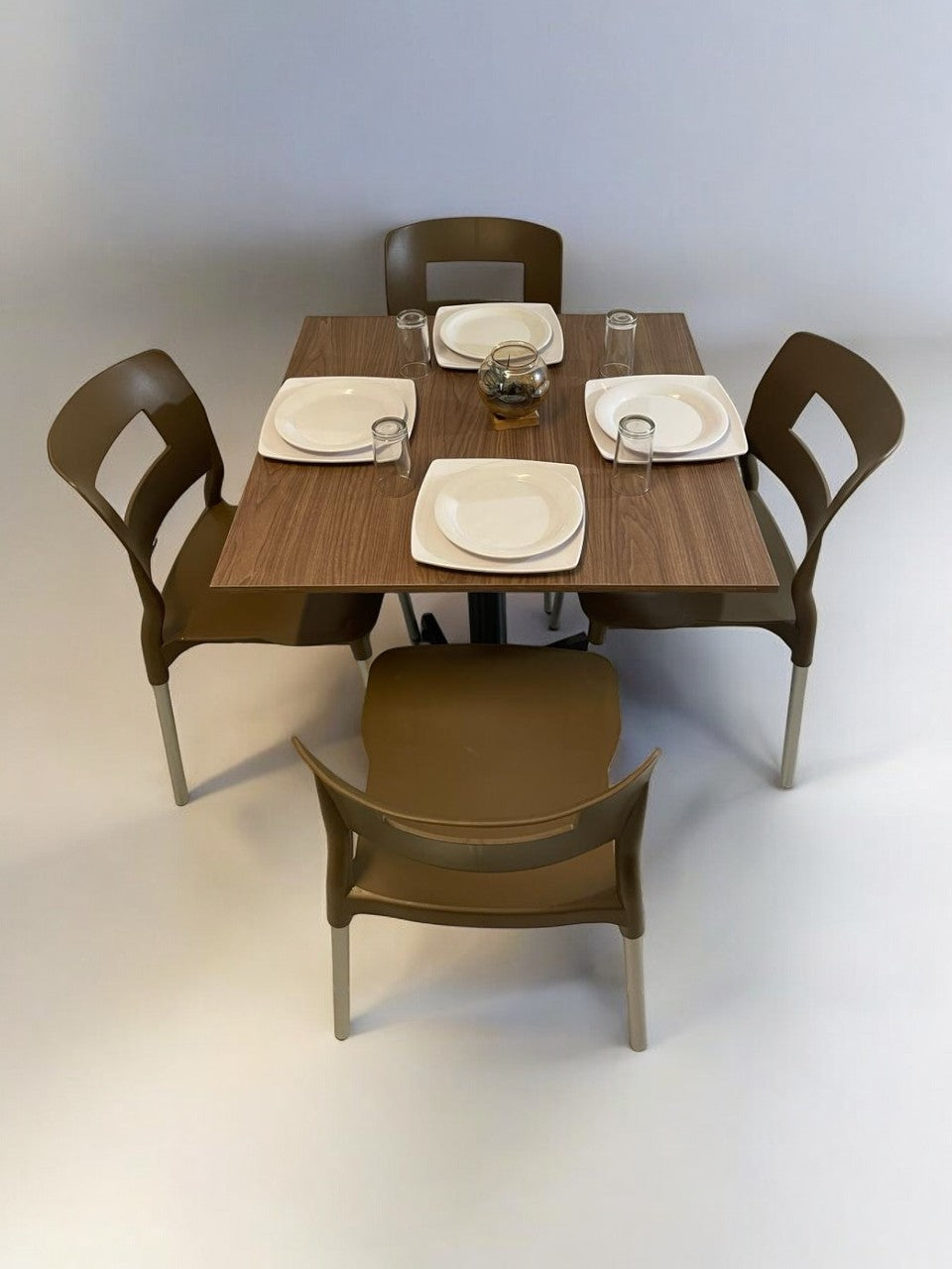 Mesa para restaurante Melanove con sillas Sabine