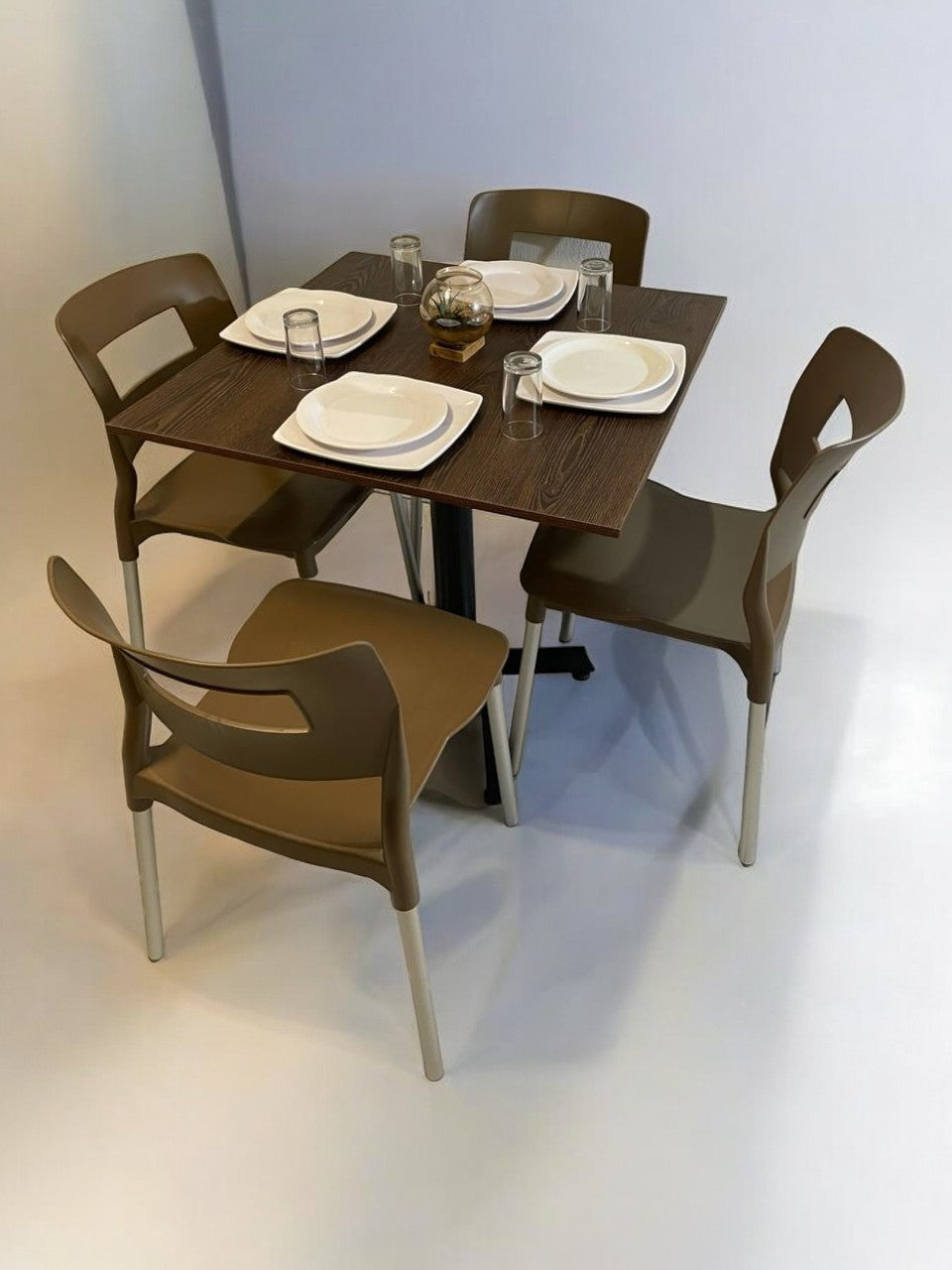 Mesa para restaurante Melanove con sillas Sabine
