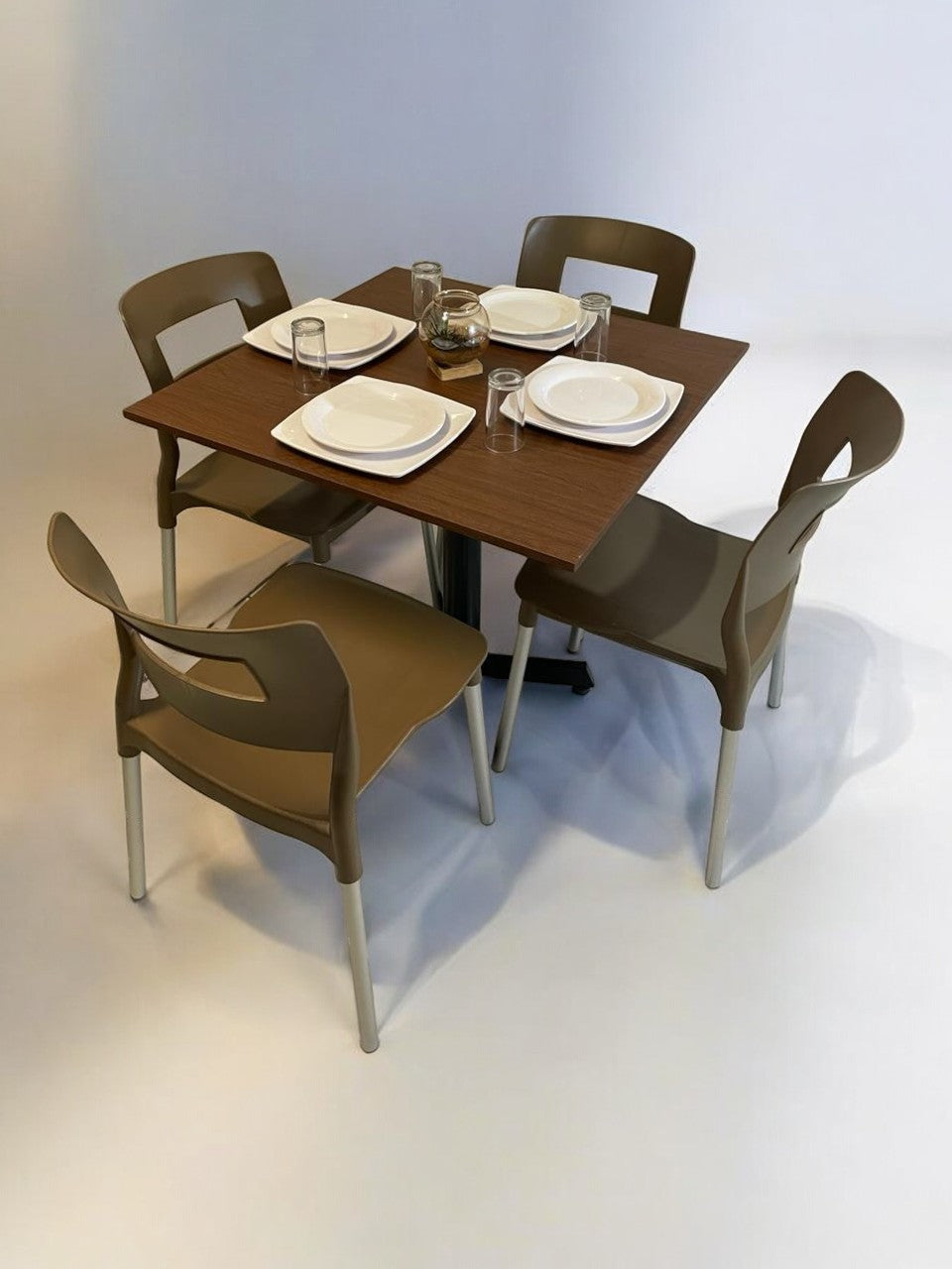 Mesa para restaurante Melanove con sillas Sabine