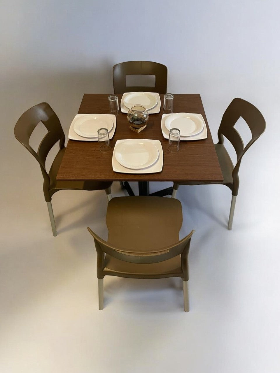 Mesa para restaurante Melanove con sillas Sabine