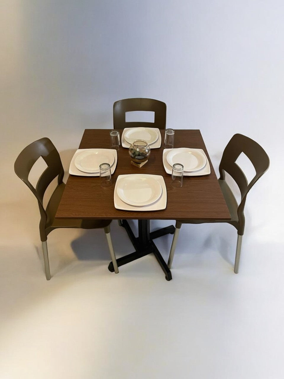 Mesa para restaurante Melanove con sillas Sabine