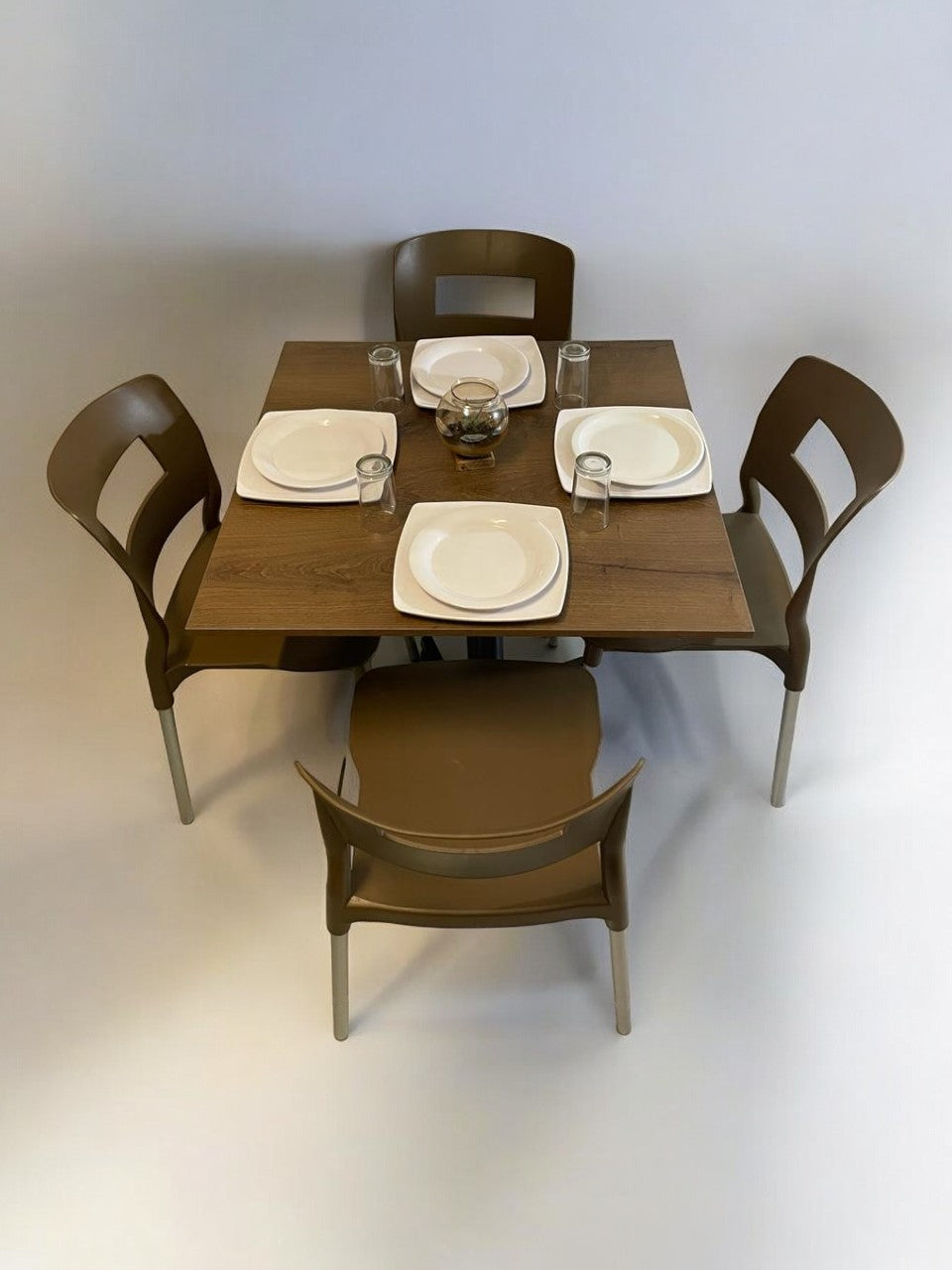 Mesa para restaurante Melanove con sillas Sabine