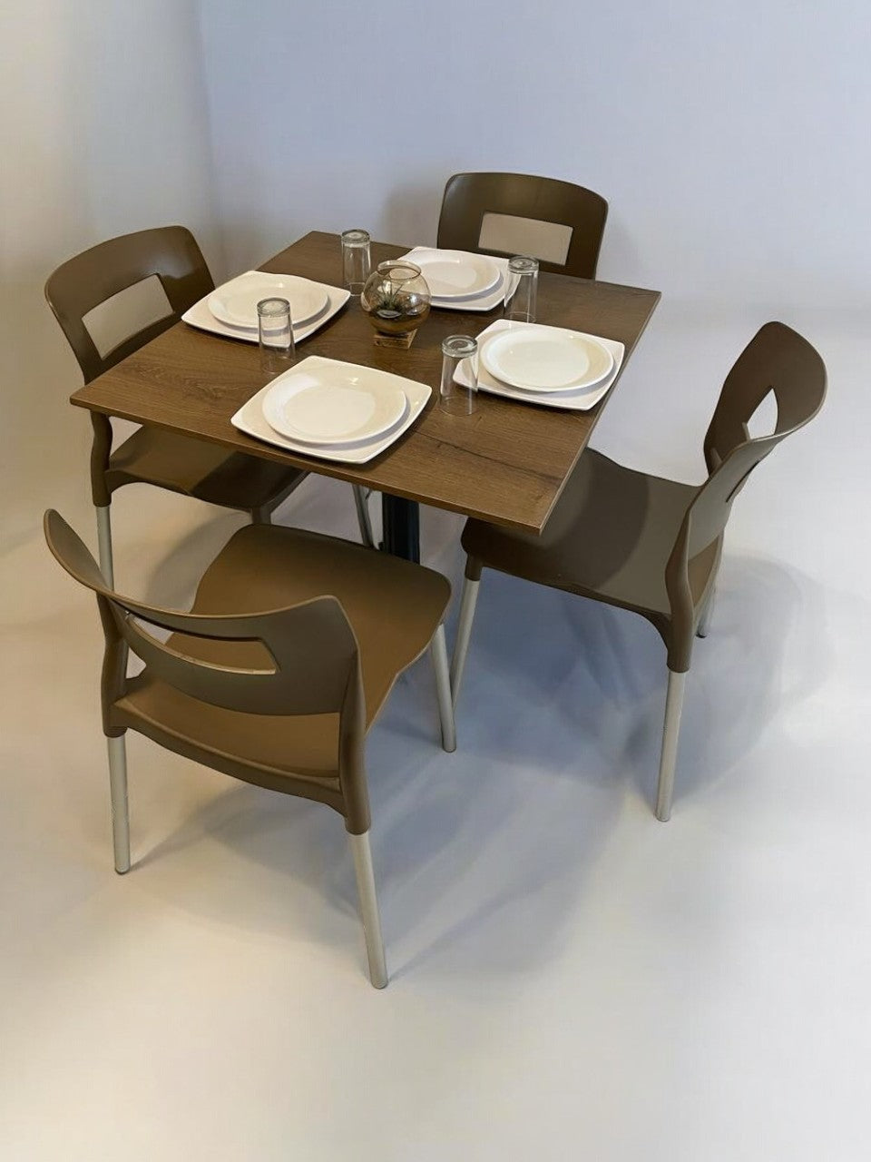Mesa para restaurante Melanove con sillas Sabine