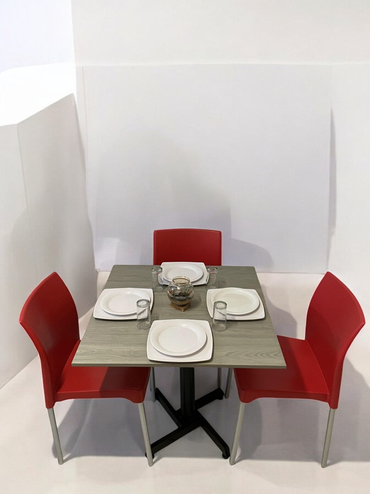 Mesa para restaurante Melanove con sillas Ocean