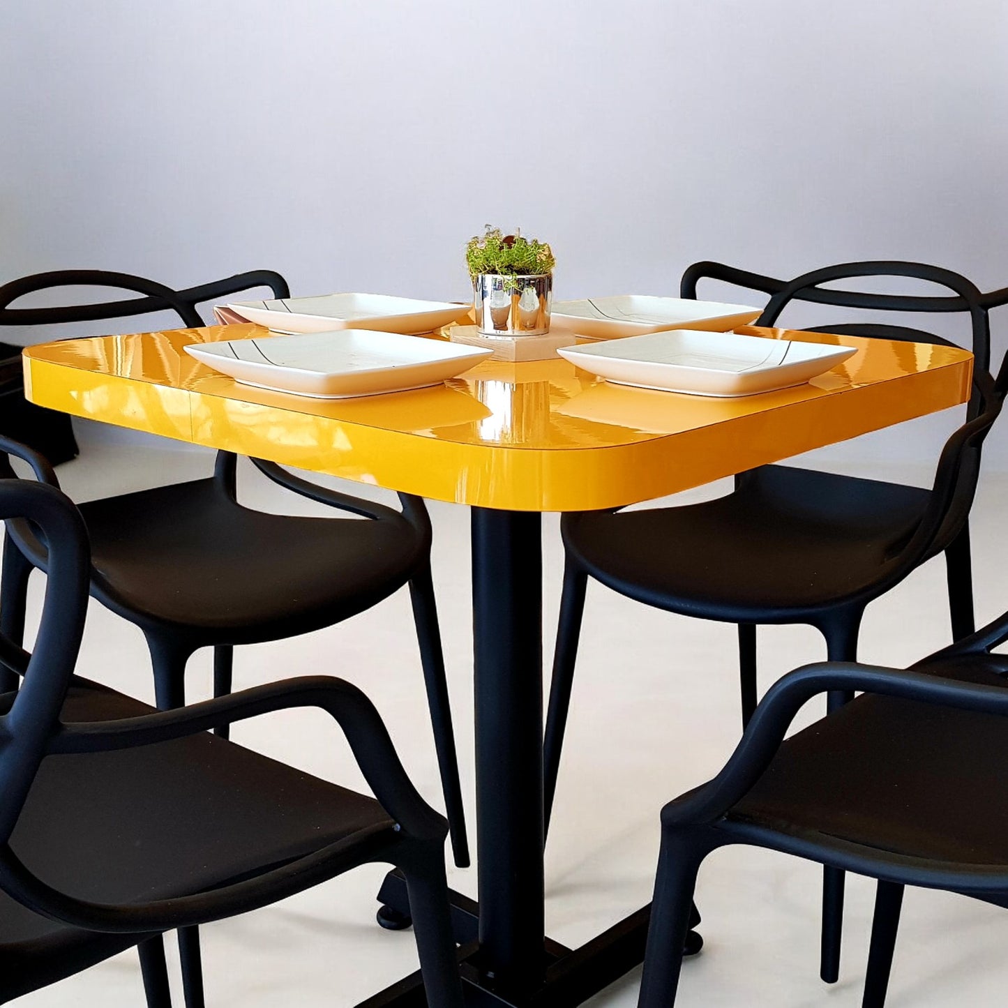 Mesa para restaurante Formaica con sillas Trix