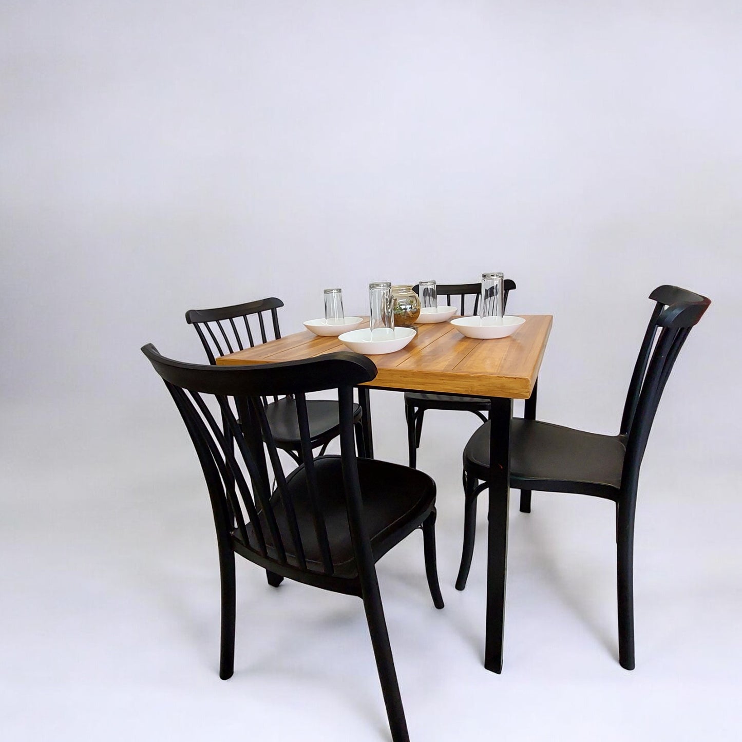 Mesa para restaurante Parota con sillas Aurora