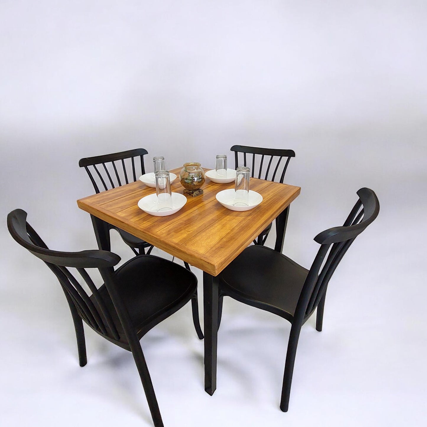 Mesa para restaurante Parota con sillas Aurora