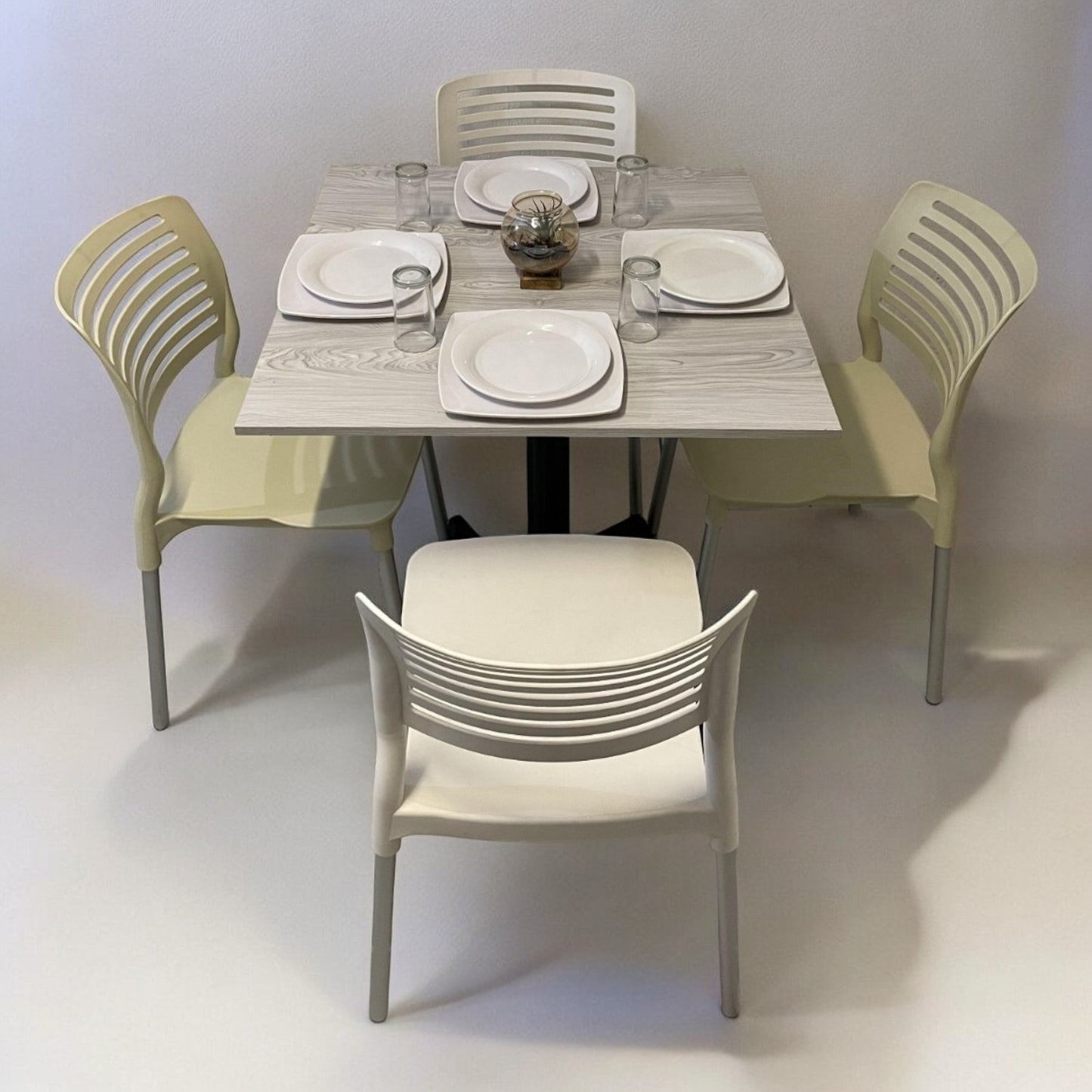 Mesa para restaurante Melanove con sillas Vhania