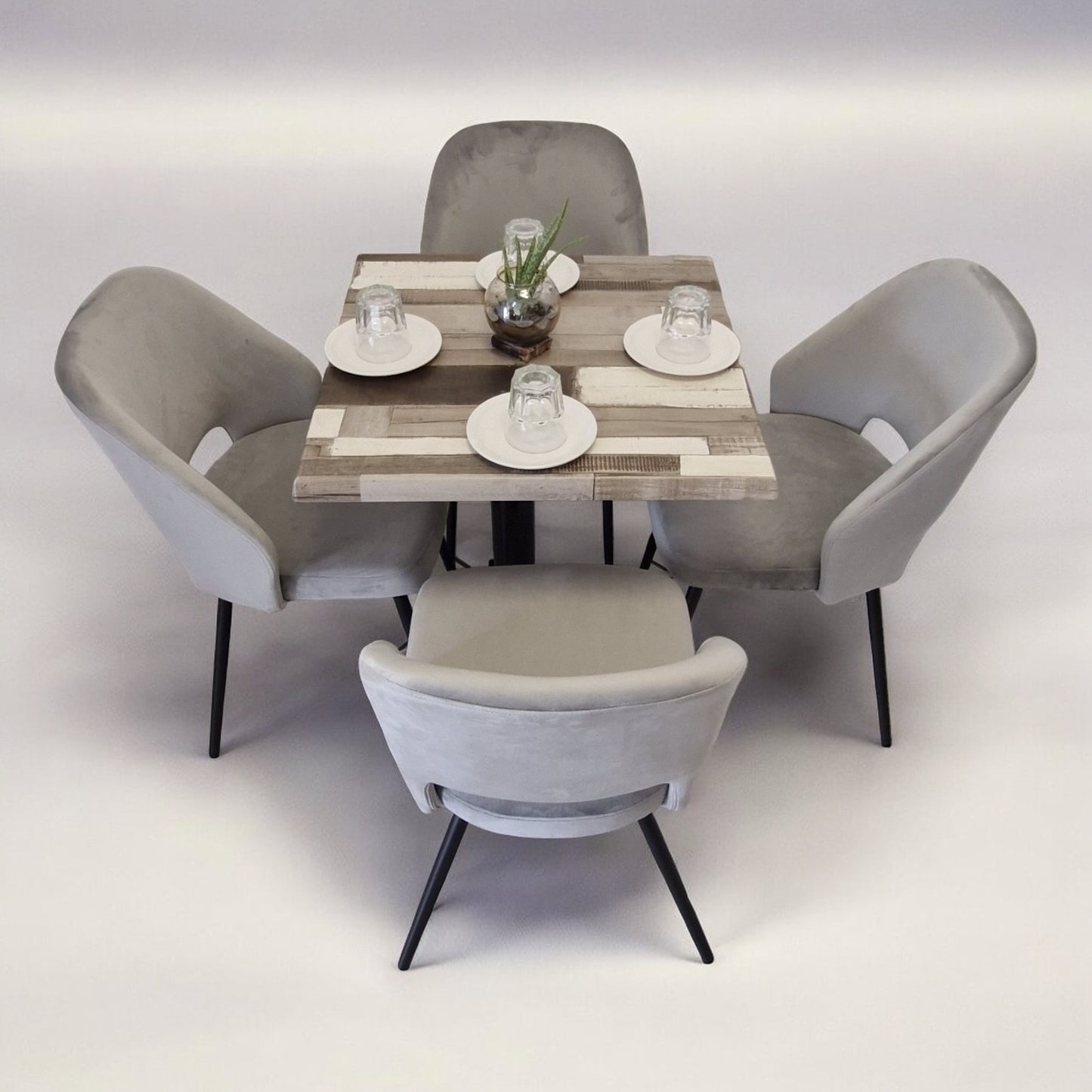 Mesa para restaurante Melanove con sillas Asturias