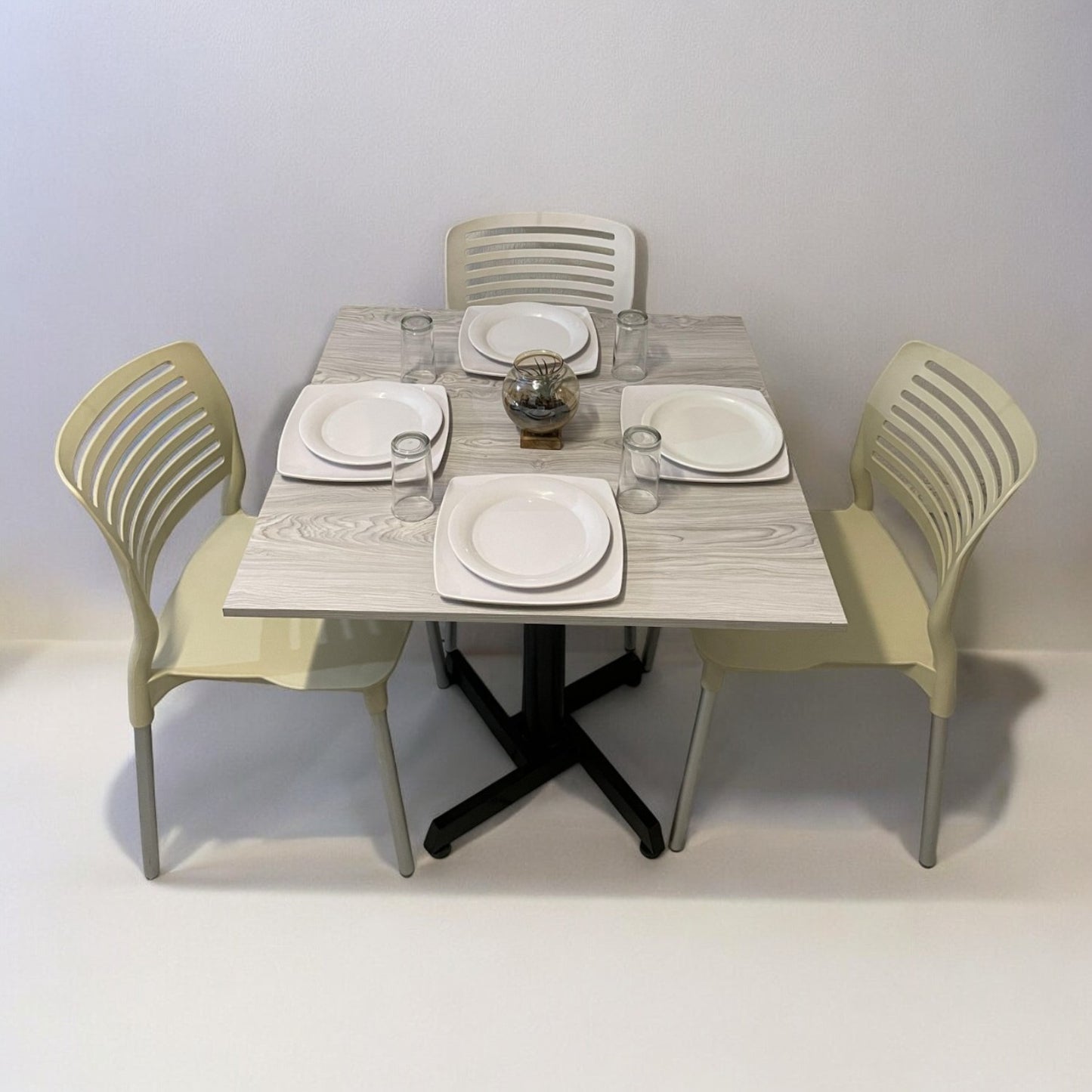 Mesa para restaurante Melanove con sillas Vhania