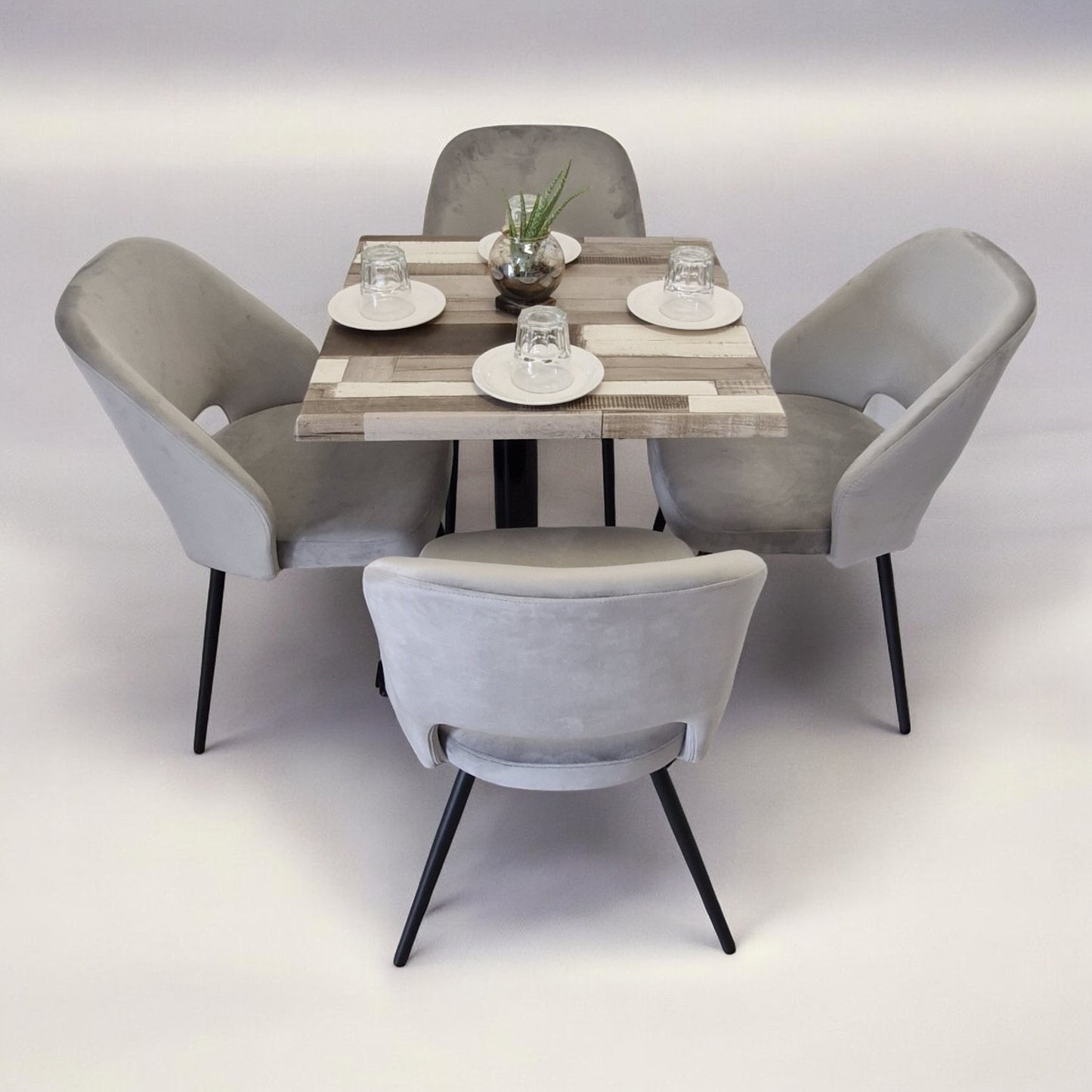 Mesa para restaurante Melanove con sillas Asturias