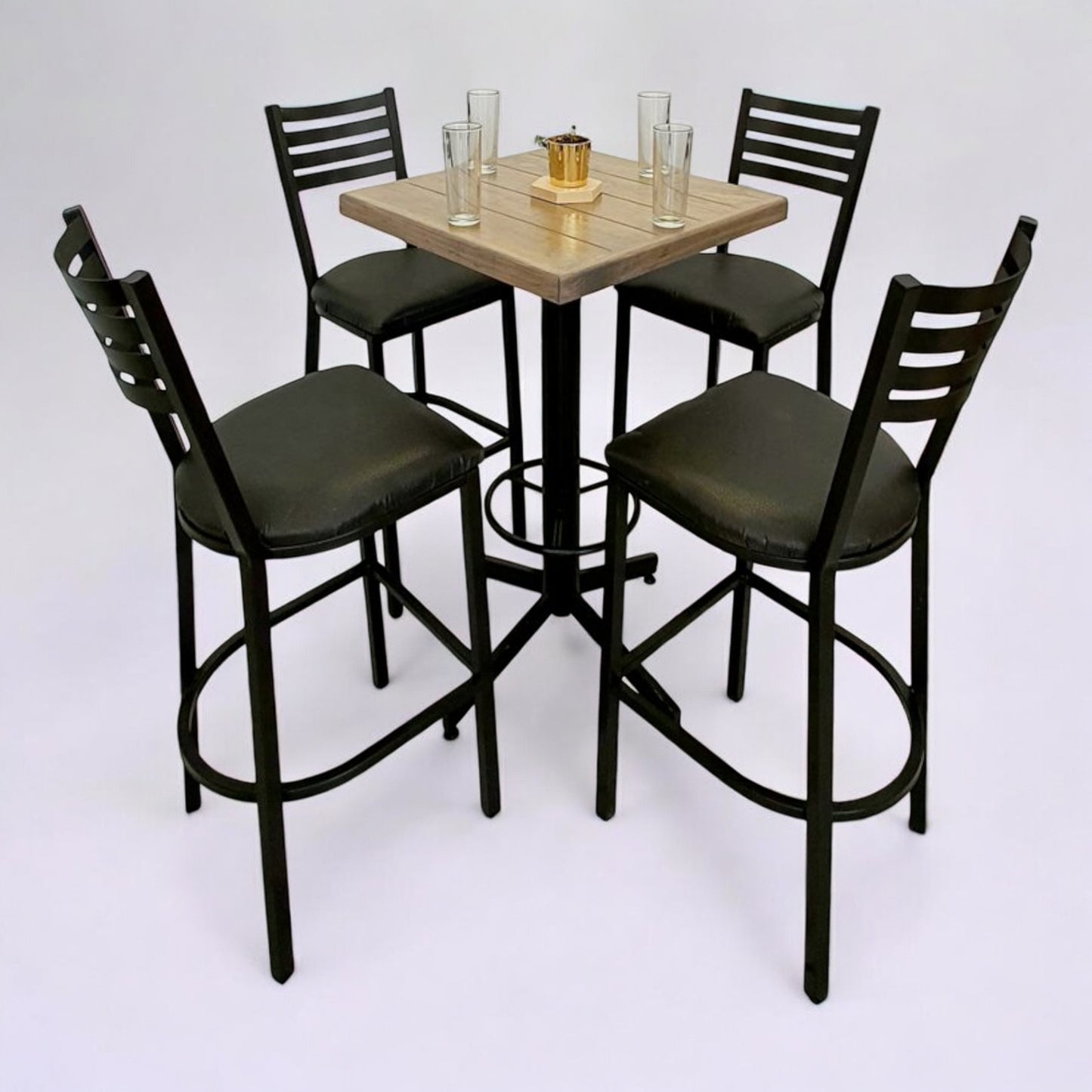 Mesa Para Bar Vintage Con 4 Bancos Solar