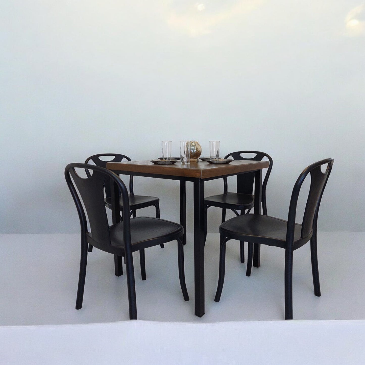 Mesa para restaurante Industrial Vintage 90 con sillas Sara