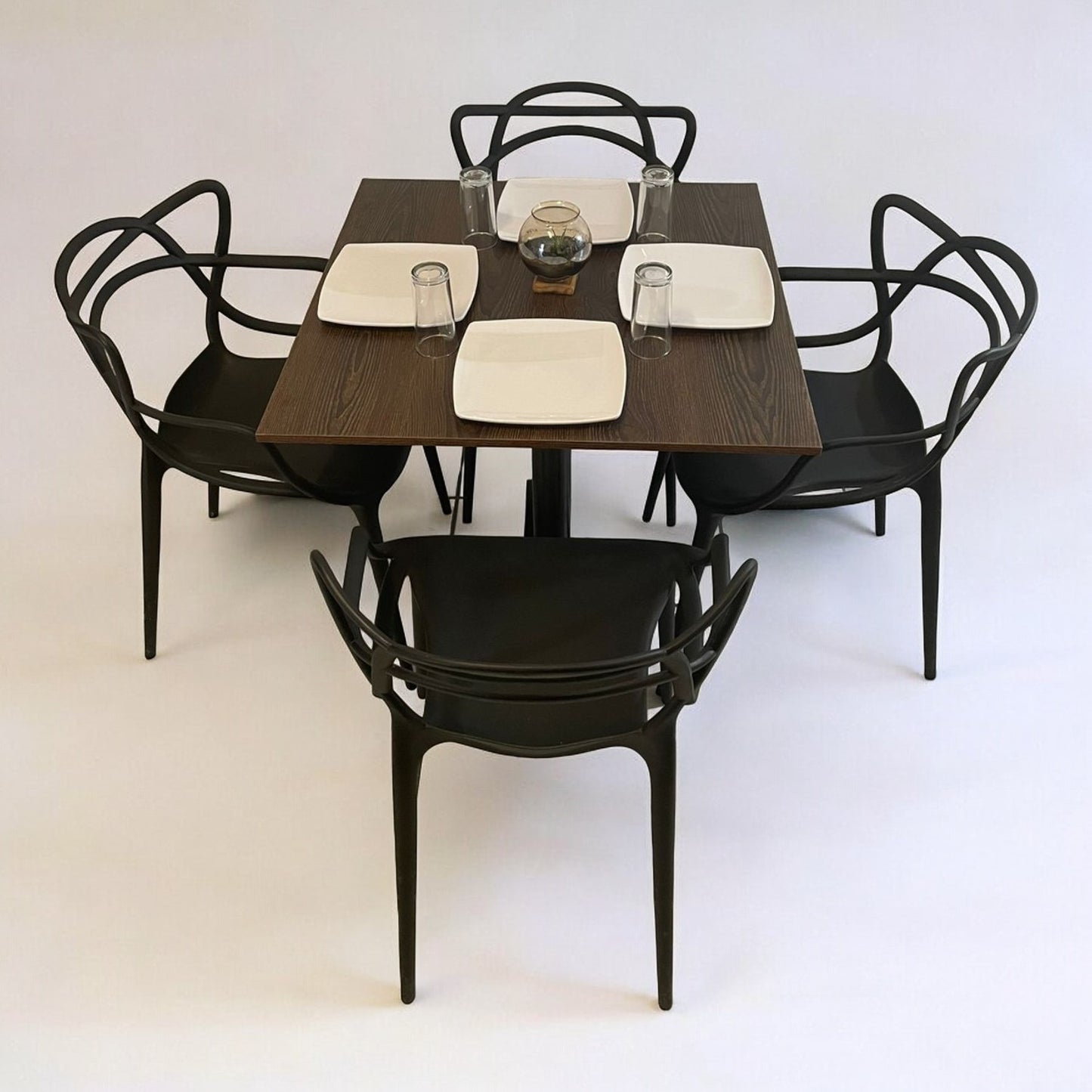 Mesa para restaurante Melanove con sillas Trix