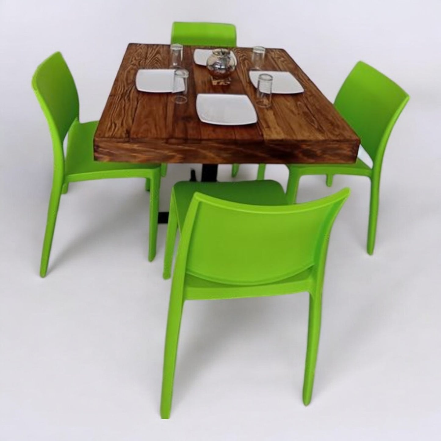 Mesa para restaurante Tarima con sillas Sensilla