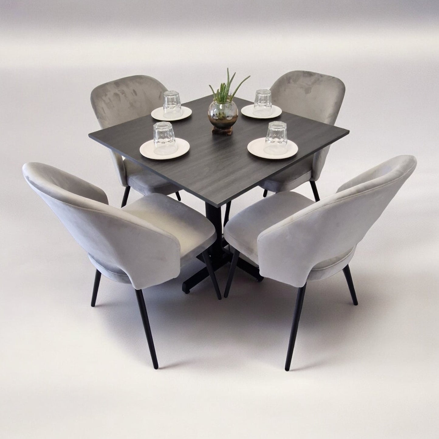 Mesa para restaurante Melanove con sillas Asturias
